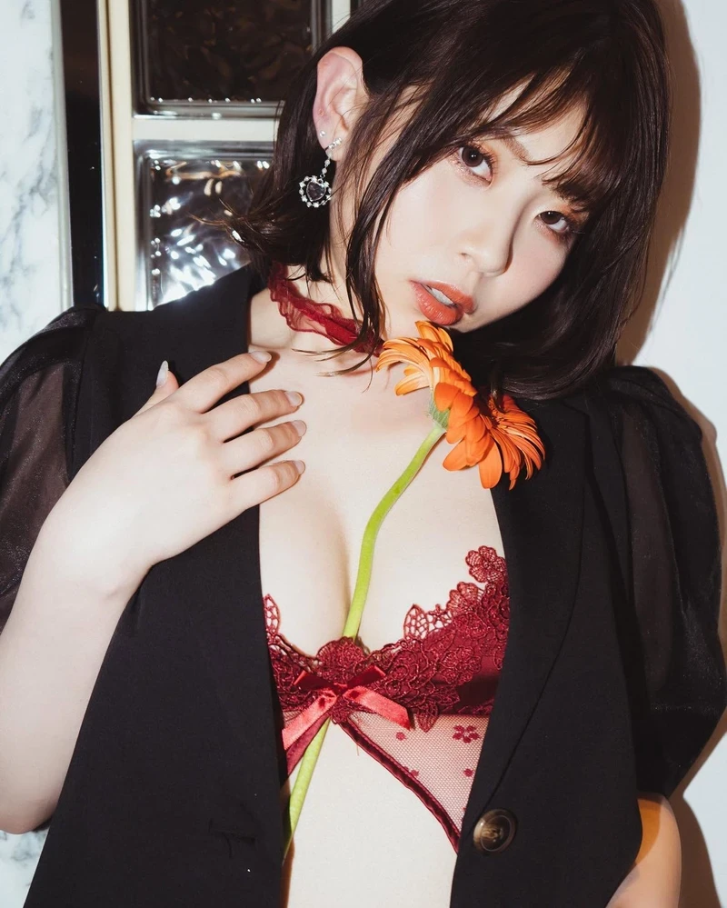Aoi Ibuki khoe hàng vòng ba gợi tình cực phẩm