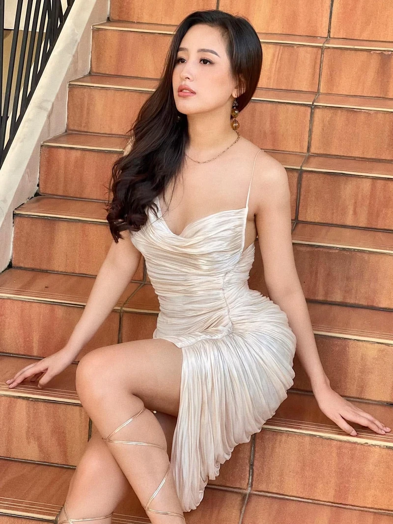 Hình Mai Phương Thúy rạng rỡ gợi cảm