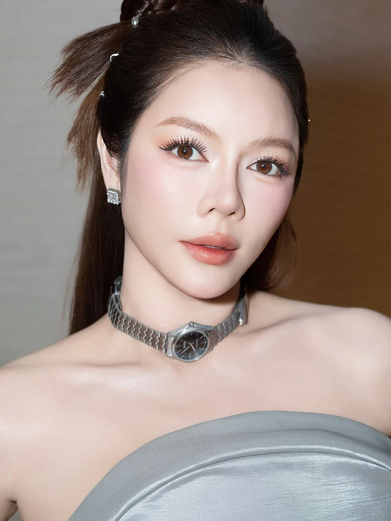 Lý Nhã Kỳ đẹp dịu êm hấp dẫn