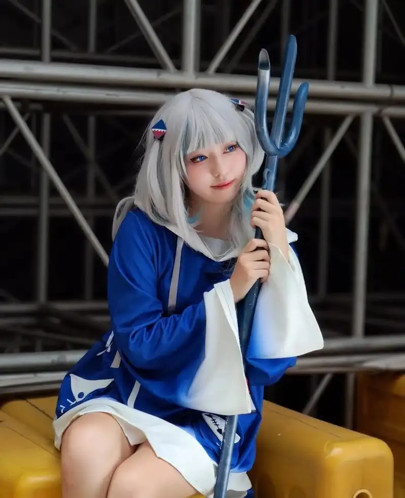 Yaoyaoqwq Gawr Gura cosplay xinh đẹp