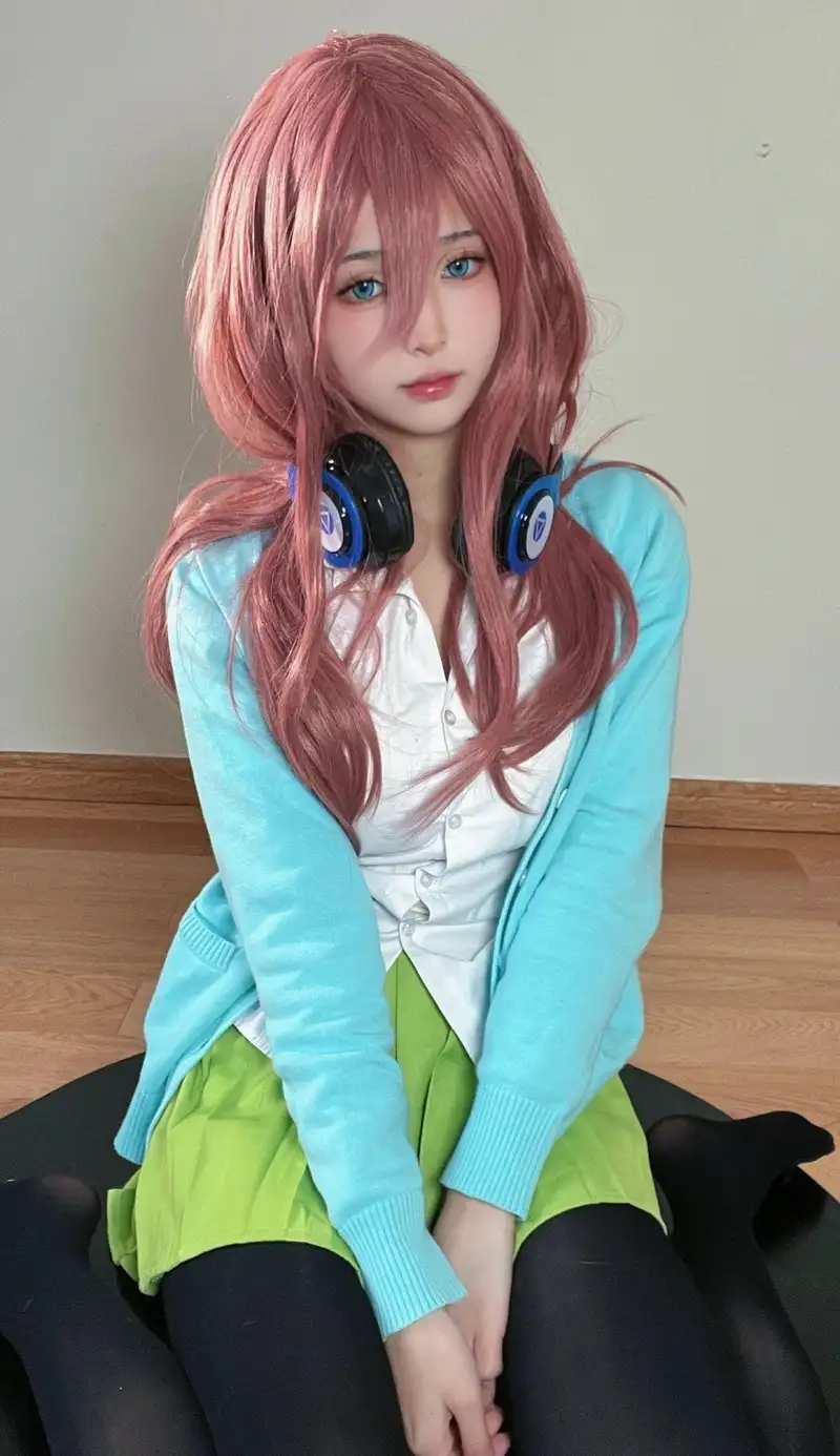 ảnh Nino Nakano cosplay trẻ trung