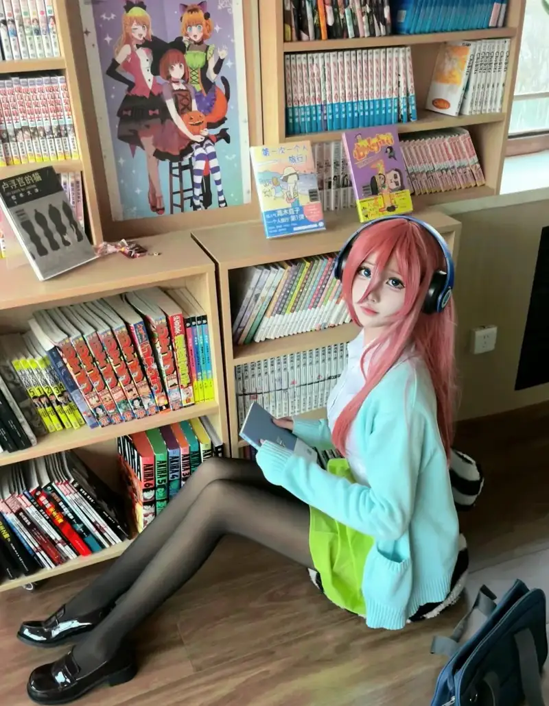 ảnh Nino Nakano cosplay trong trang phục anime