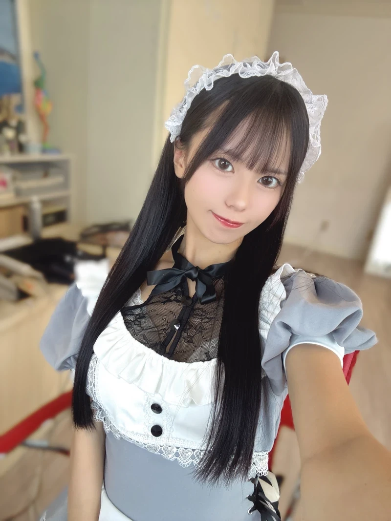 Airi Nagisa khoe hàng bikini ướt át