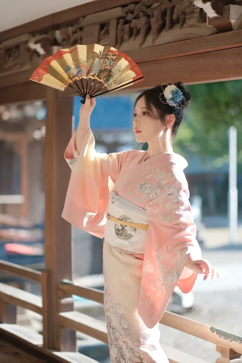 Ảnh Kimono không che thân hình nóng bỏng