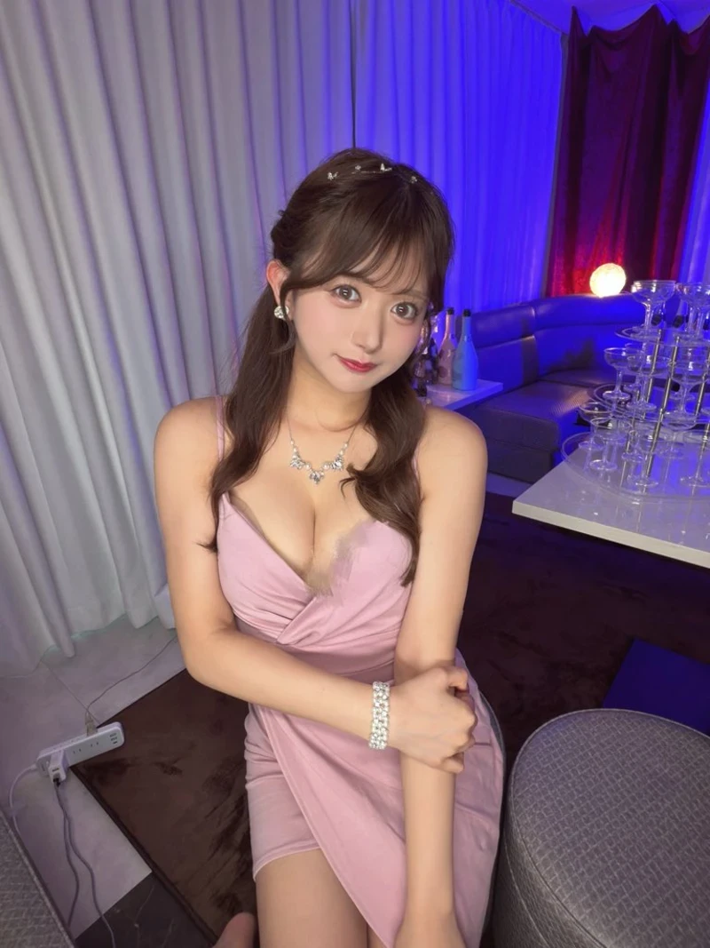 Ảnh Kitaoka Karin váy hồng quyến rũ cuốn hút