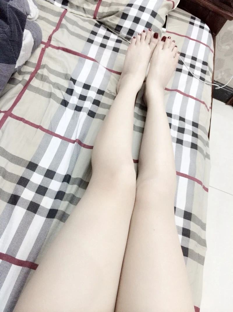 Ảnh chụp chân gái mảnh mai nuột nà