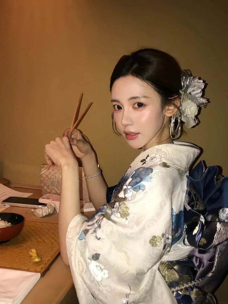 Ảnh cô gái Kimono bikini gợi cảm cuốn hút