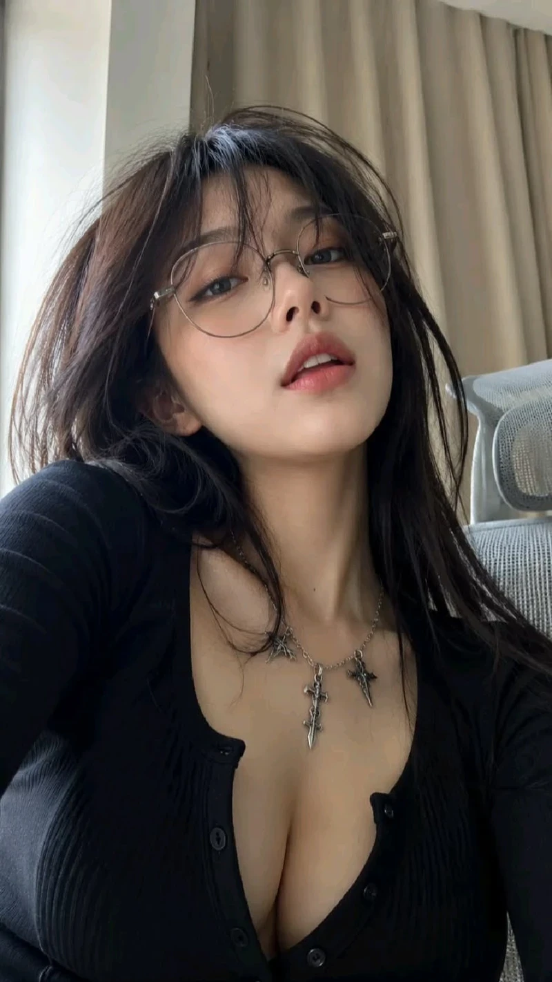 Ảnh cô gái kiêu kỳ quyến rũ