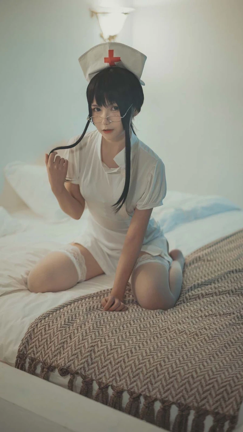 Ảnh cosplay lộ hàng cởi đồ vòng 1 khủng 2K