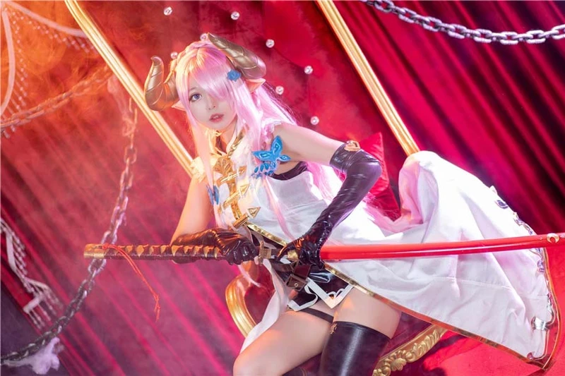 Ảnh cosplay lộ hàng show hàng ngực to cuốn hút