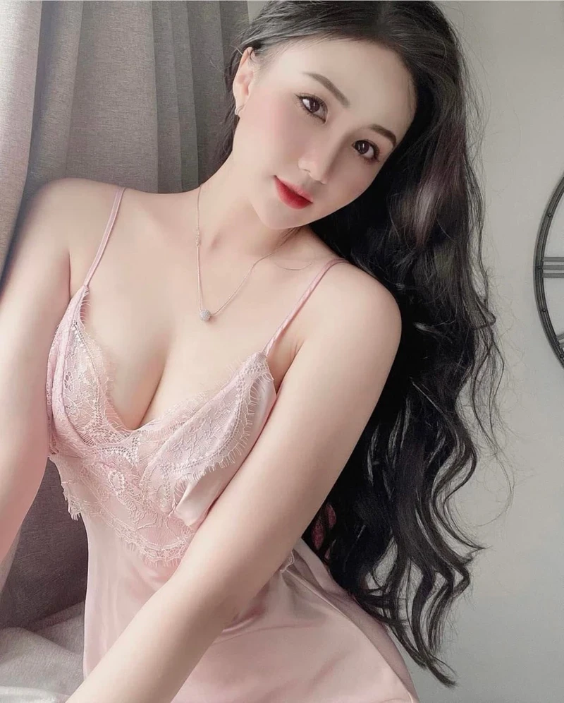 Ảnh gái xinh mặc bikini 2 mảnh khoe vòng 1 to tròn gợi cảm