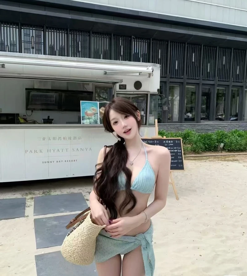 Ảnh gái xinh mặc bikini thủ dâm vú tròn hút hồn