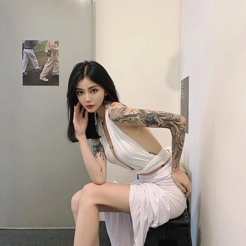 Ảnh gái xinh xăm mình sắc sảo cuốn hút
