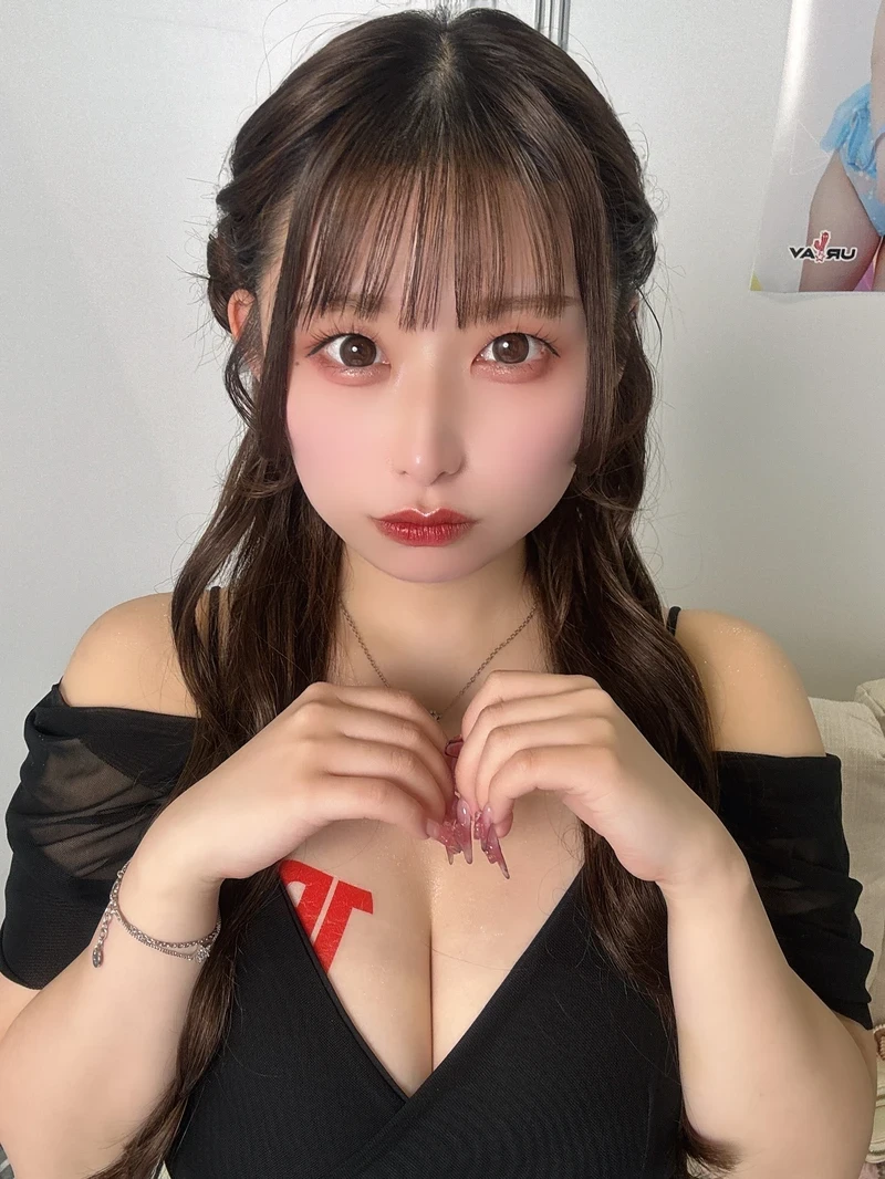 Ảnh khỏa thân Minami Mizuhara cởi hết gợi tình