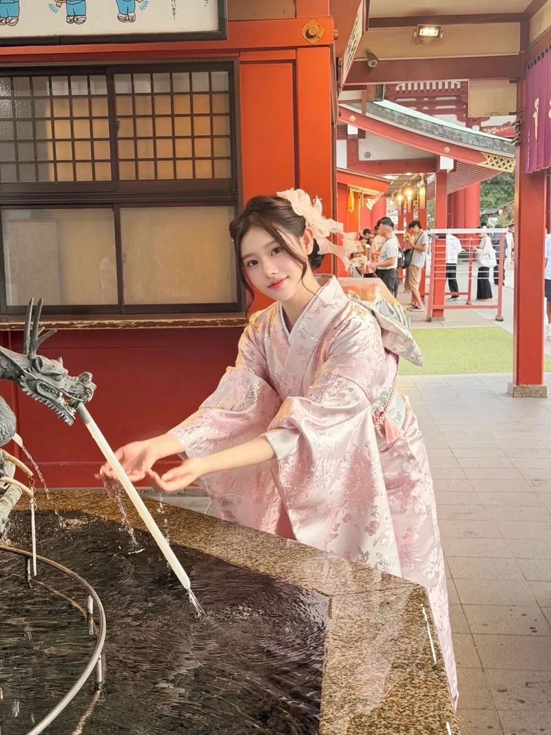 Ảnh sex Kimono khoe vòng một căng tròn nóng bỏng