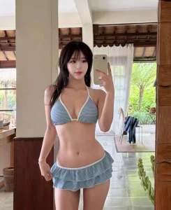 Bikini gái xinh thủ dâm mông to quyến rũ