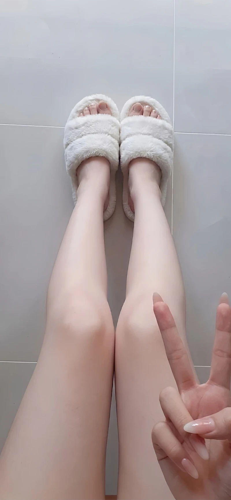 Chân gái trong ảnh thanh mảnh duyên dáng