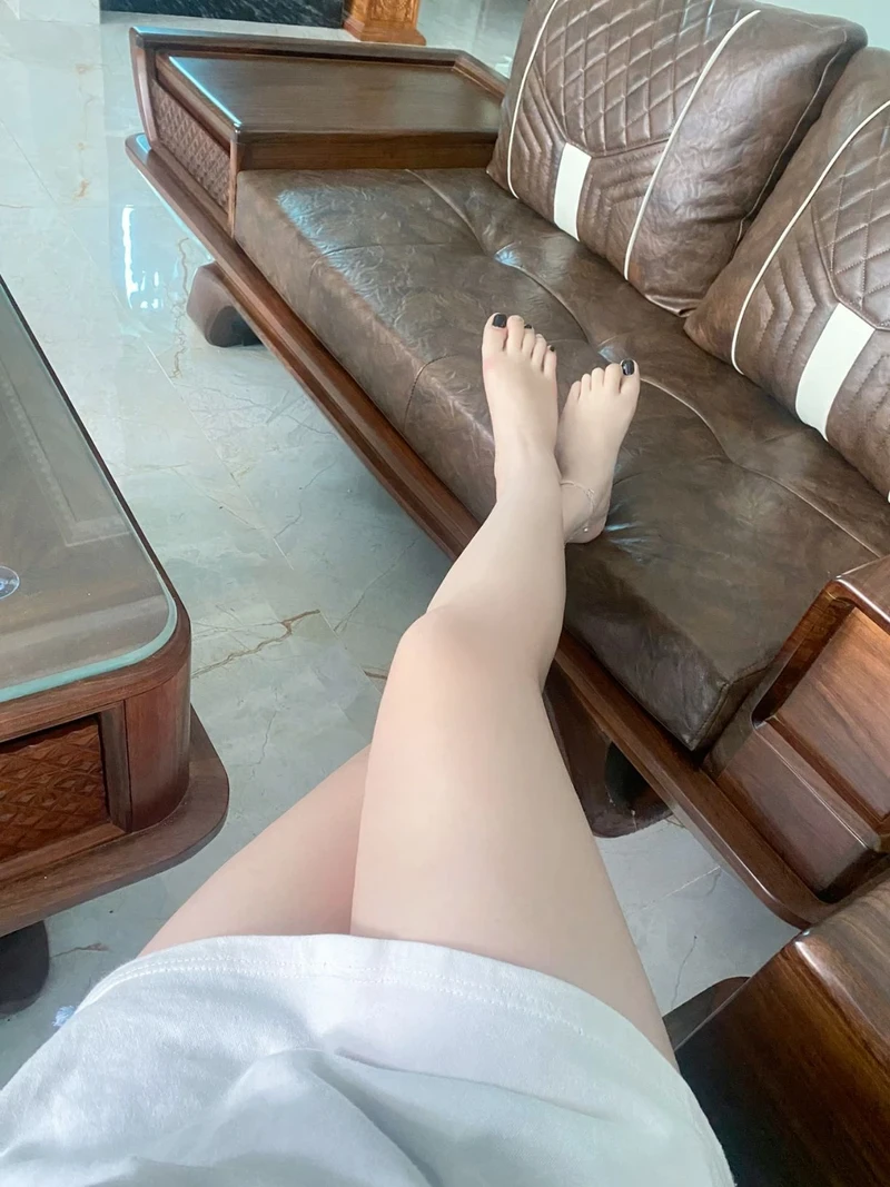 Chụp ảnh đôi chân gái gọn gàng duyên dáng