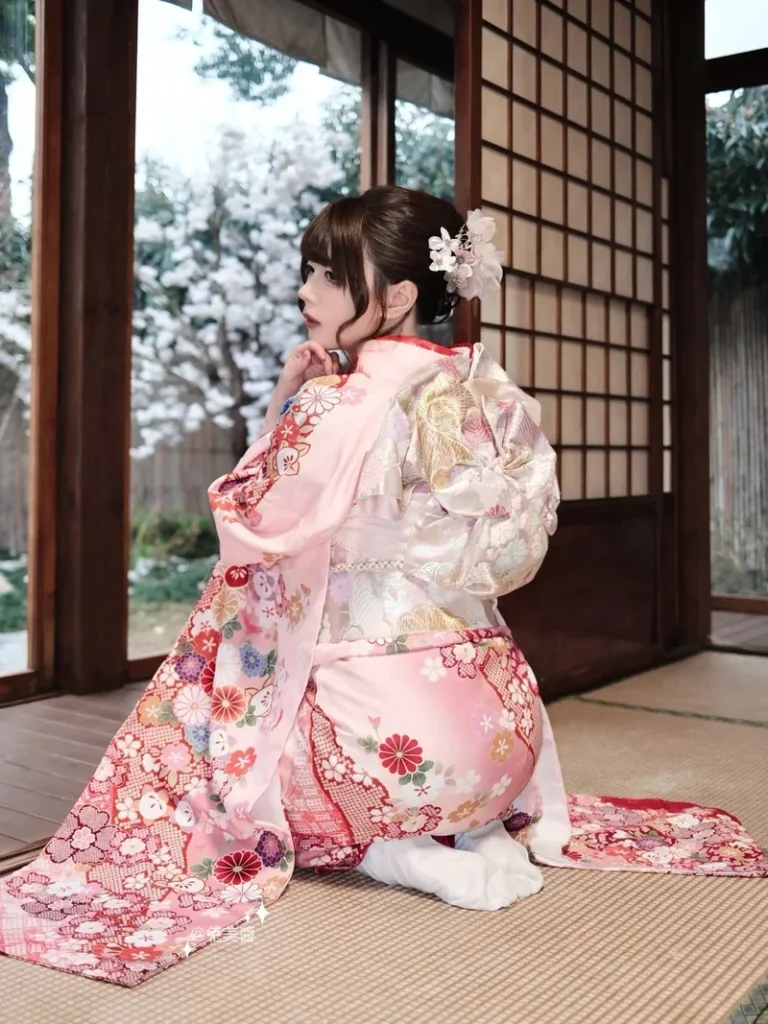 Cô gái Kimono lột đồ để lộ vú to tròn gợi tình