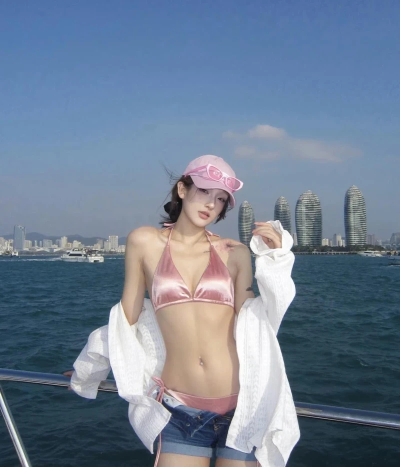 Cô gái bikini gợi cảm thủ dâm lộ hàng quyến rũ