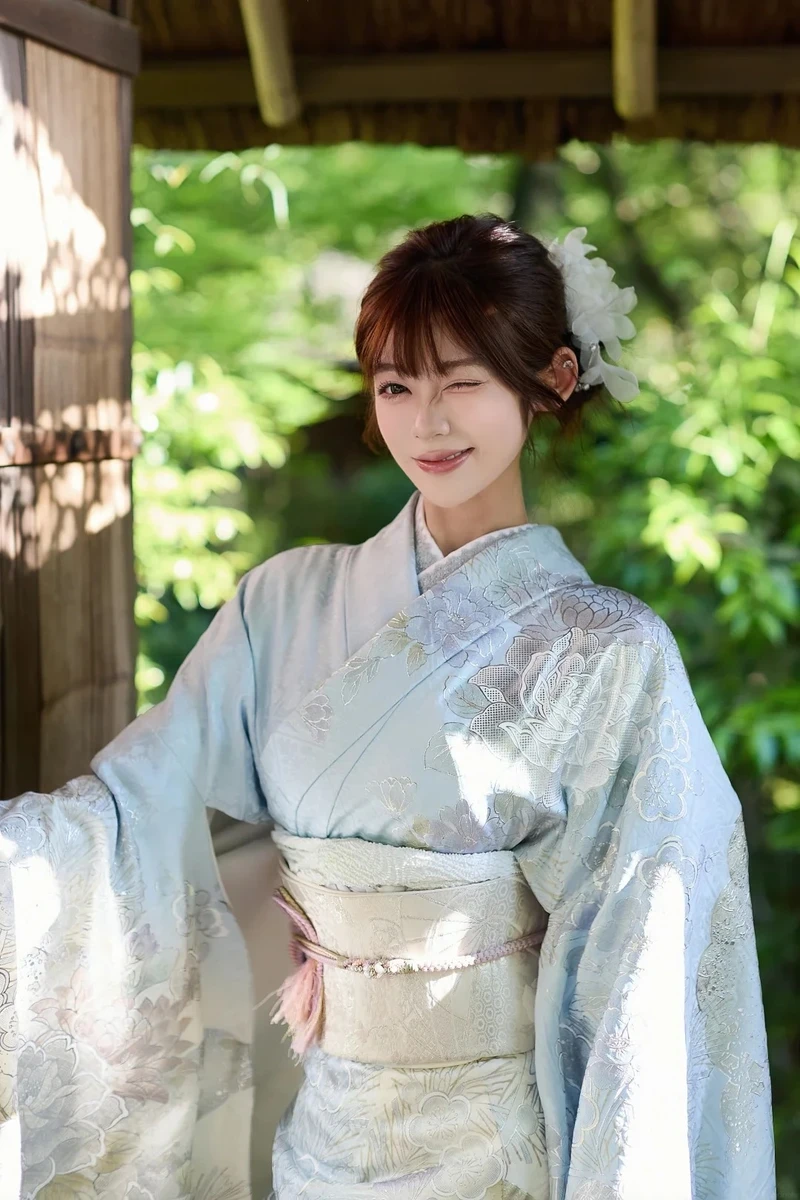 Cô gái mặc Kimono show hàng ngực căng tròn