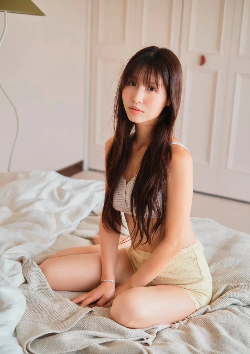 Dáng bikini quyến rũ làm nổi bật hình thể Sakura Momo