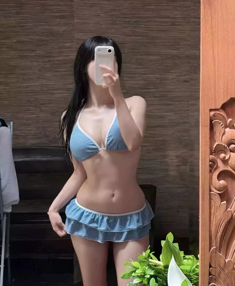Gái bikini dâm dục thủ dâm không che