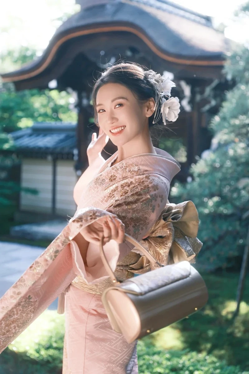Hình Kimono sexy cởi áo lộ vòng một khủng