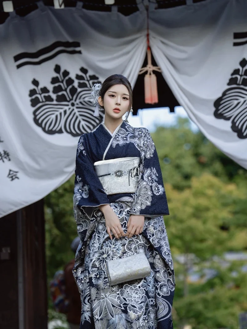 Hình Kimono sexy show vú to tròn hút hồn