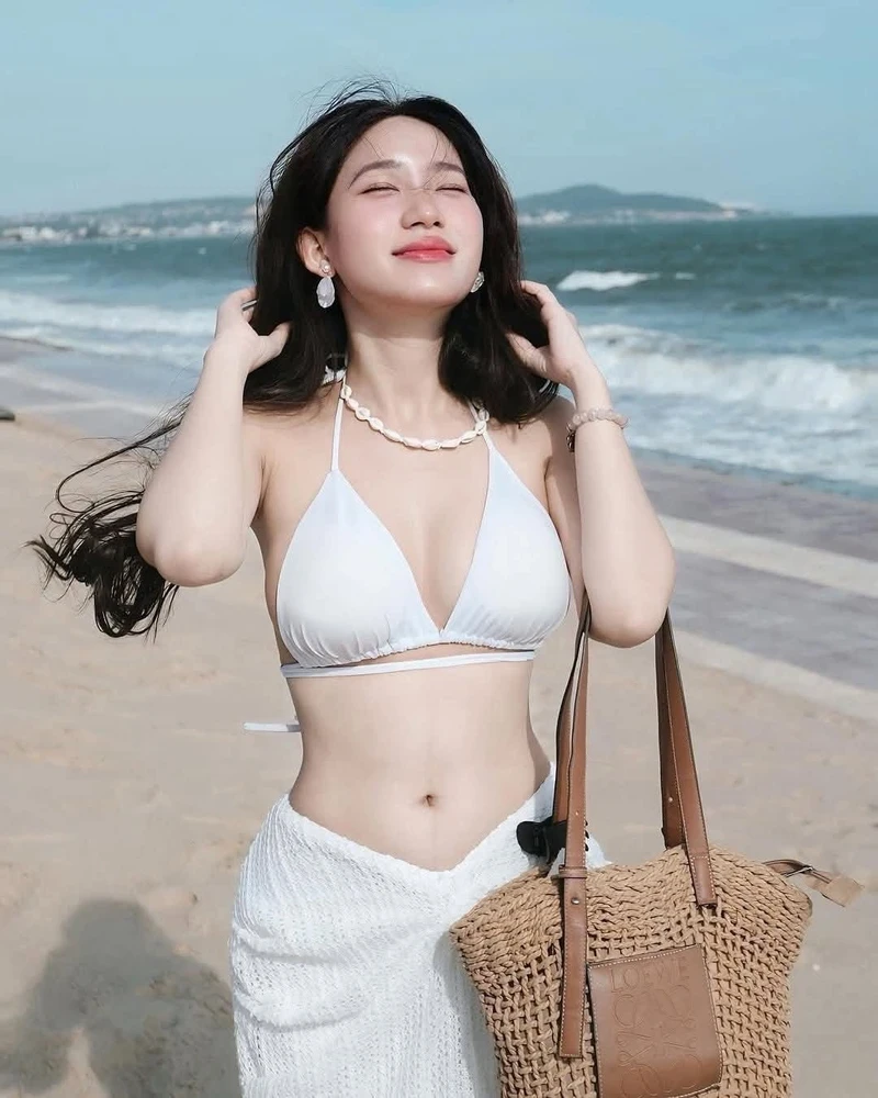 Hình gái xinh bikini trắng vòng một khủng gợi tình cuốn hút