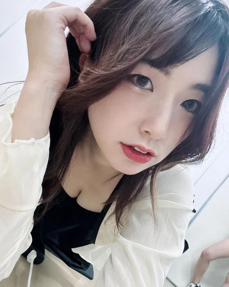 Hình nude Mai Kagari vòng ba căng tròn hấp dẫn