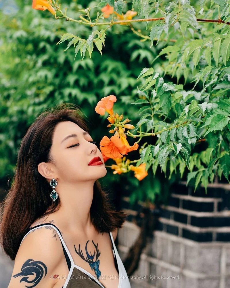 Hình xăm mình gái xinh cá tính ấn tượng