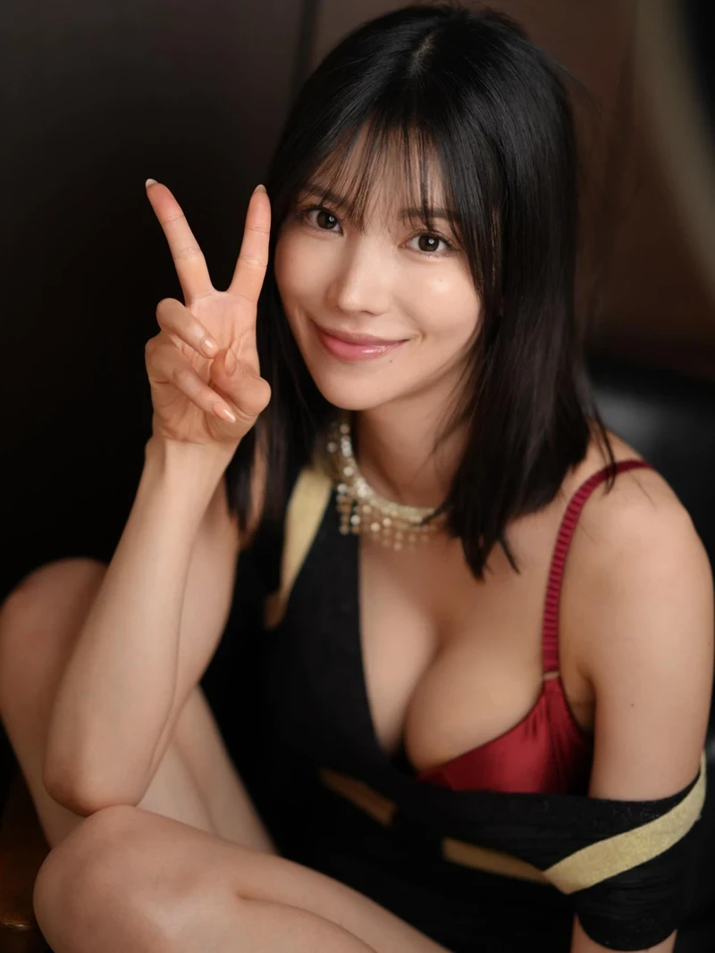 Kaede Karen nude khoe vòng ba căng mọng