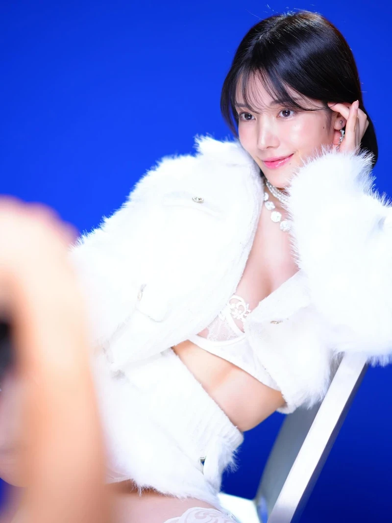 Kaede Karen show hàng ngực to tròn cuốn hút