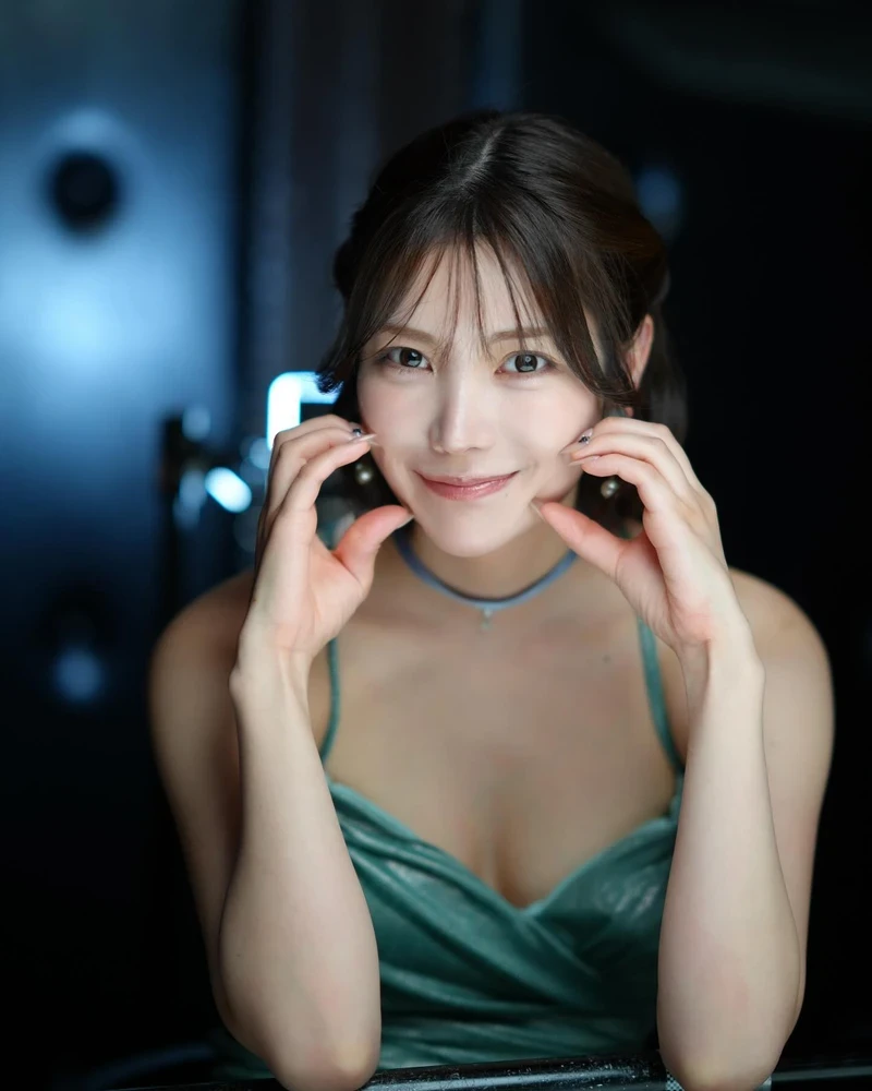 Kaede Karen show hàng vòng ba căng tròn hút hồn