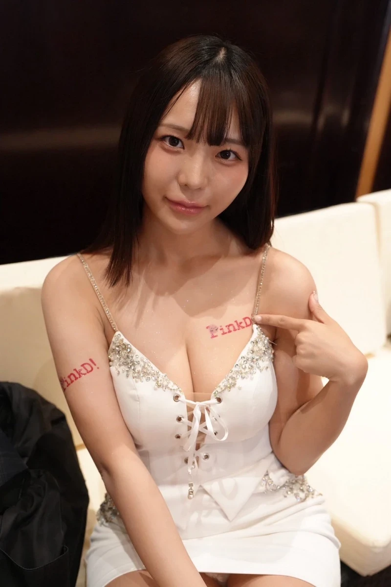 Lily Haruka lột đồ lộ vú khủng dâm đãng
