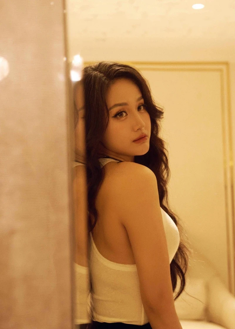 Mai Phương Thuý khoe đường cong mềm mại với bikini