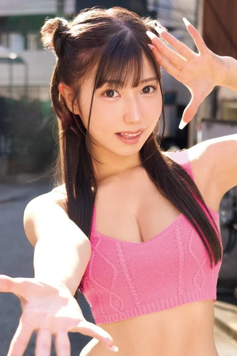Miyu Aizawa khoe vòng ba nổi bật