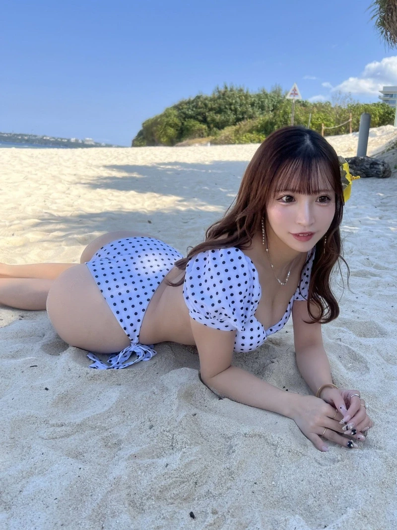 Người đẹp Aya Konami bikini nằm trên cát