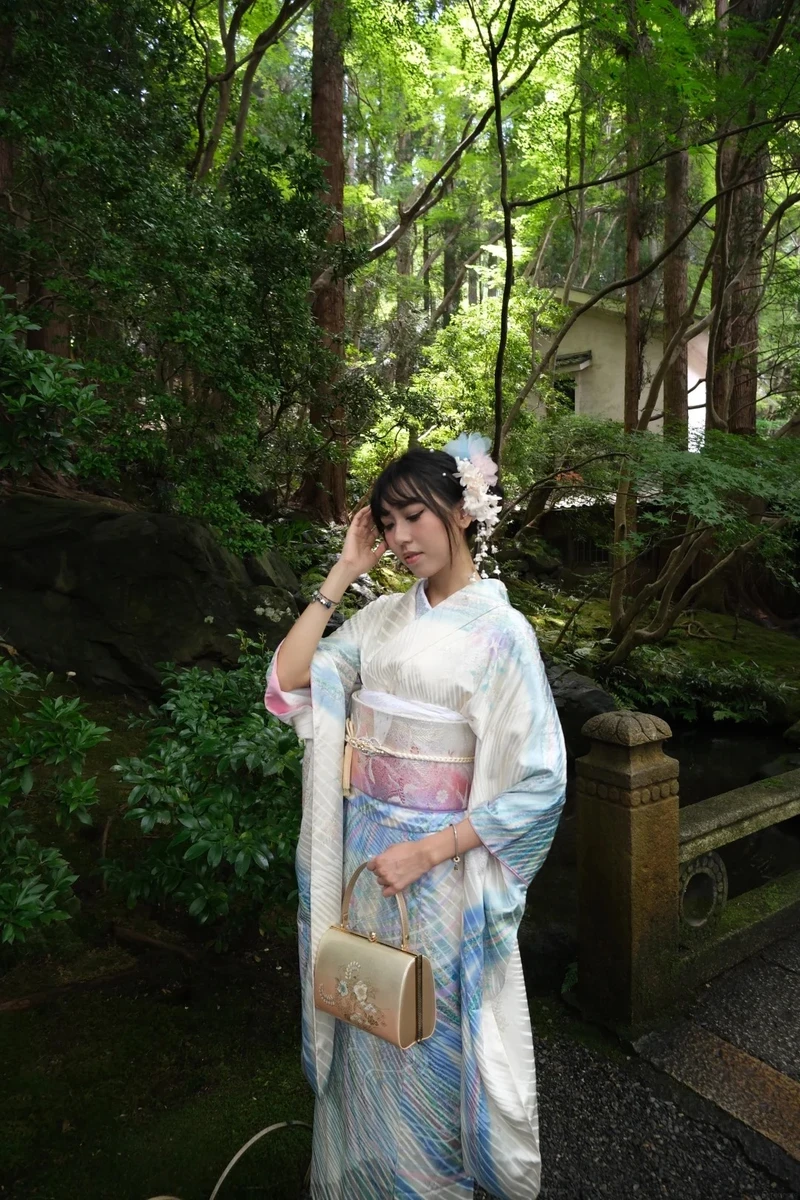 Người mẫu Kimono khoe mông tròn dâm đãng
