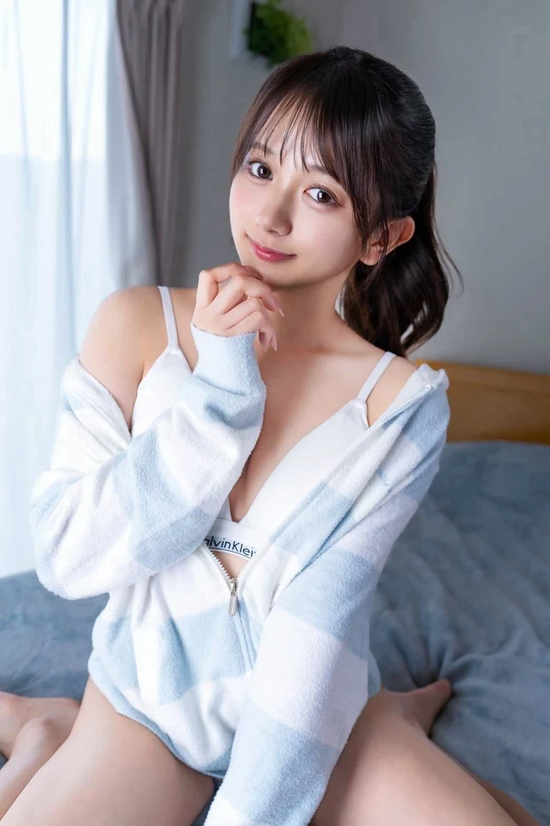 Người mẫu Kitaoka Karin cười mỉm cực xinh
