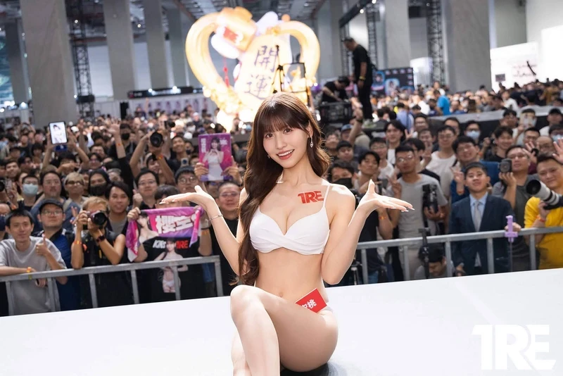 Sakura Momo diện bikini nổi bật vẻ đẹp thanh thoát