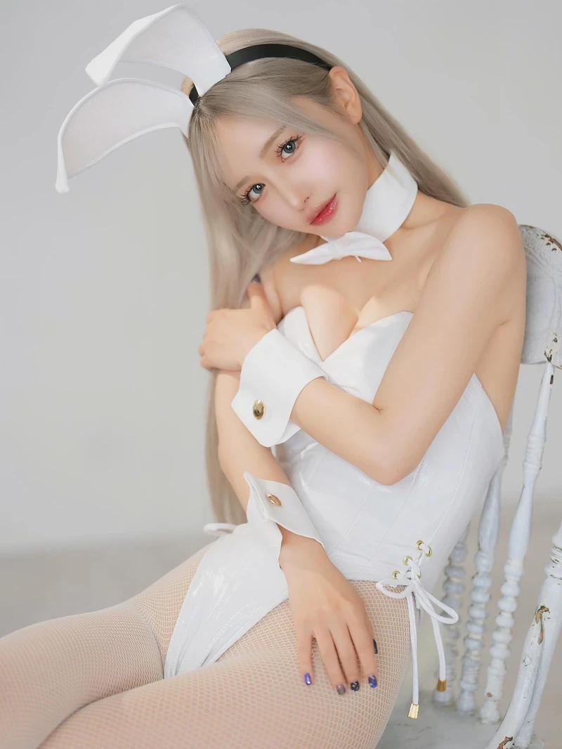 Sarina Momonaga tạo dáng tự nhiên cùng trang phục bikini