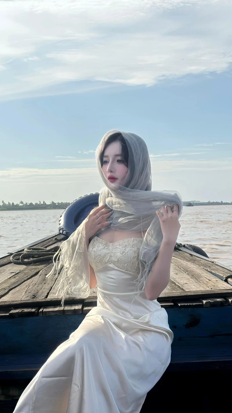 Tiffany Thư diện bikini khoe phong cách khỏe khoắn