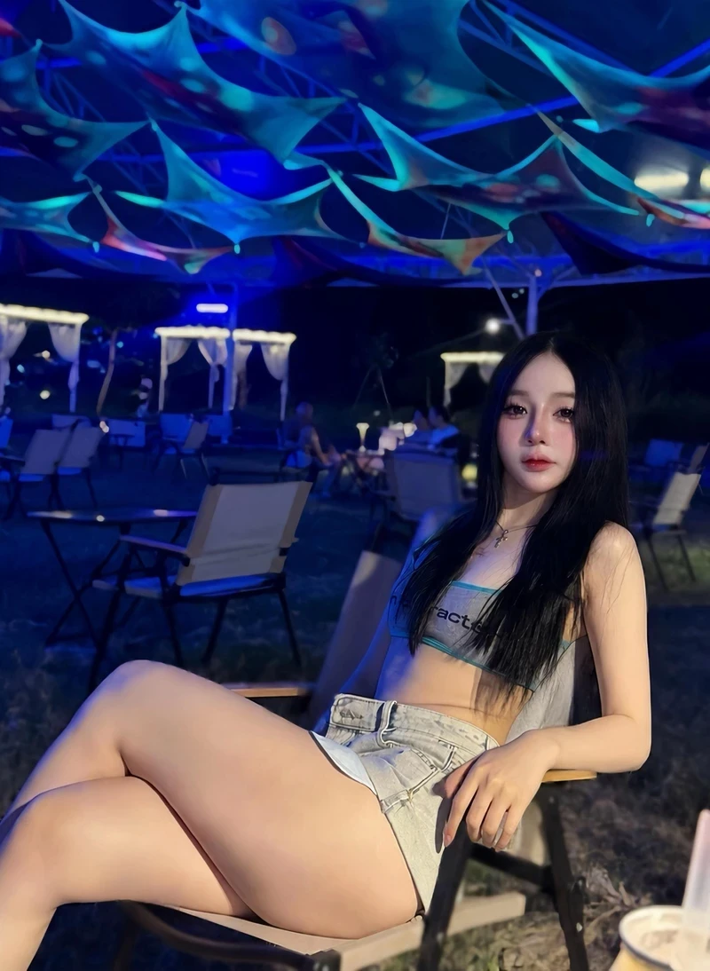 Tiffany Thư khoe đường cong khỏe khoắn trong bikini