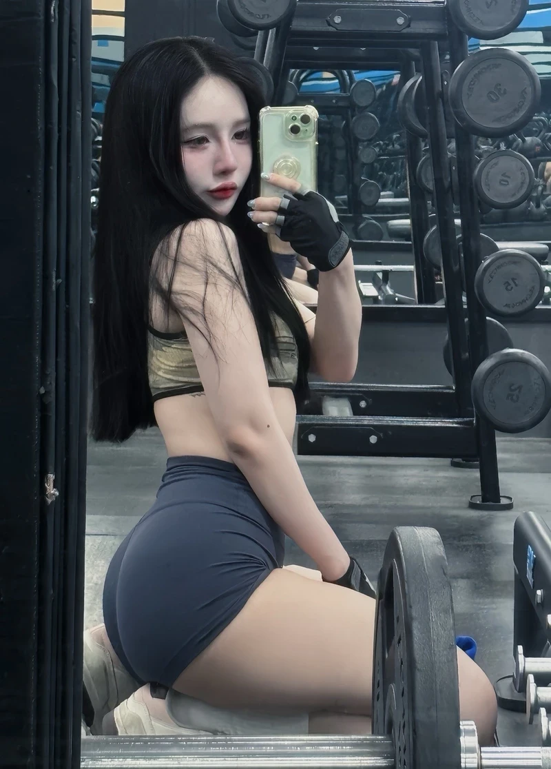 Tiffany Thư khoe vòng eo săn chắc đầy cuốn hút