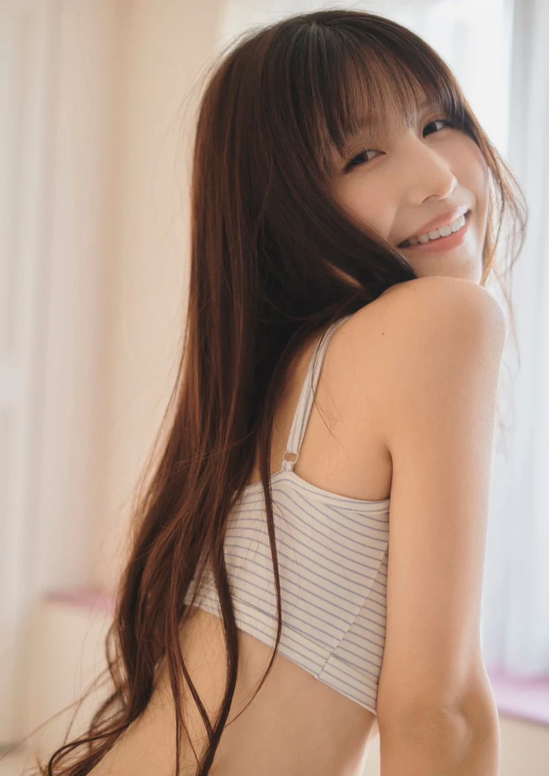 Vẻ đẹp cuốn hút của Sakura Momo bên bikini