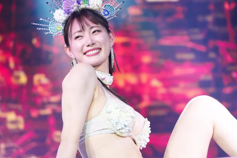 Vòng ba quyến rũ Akari Mitani khoe hàng nóng bỏng
