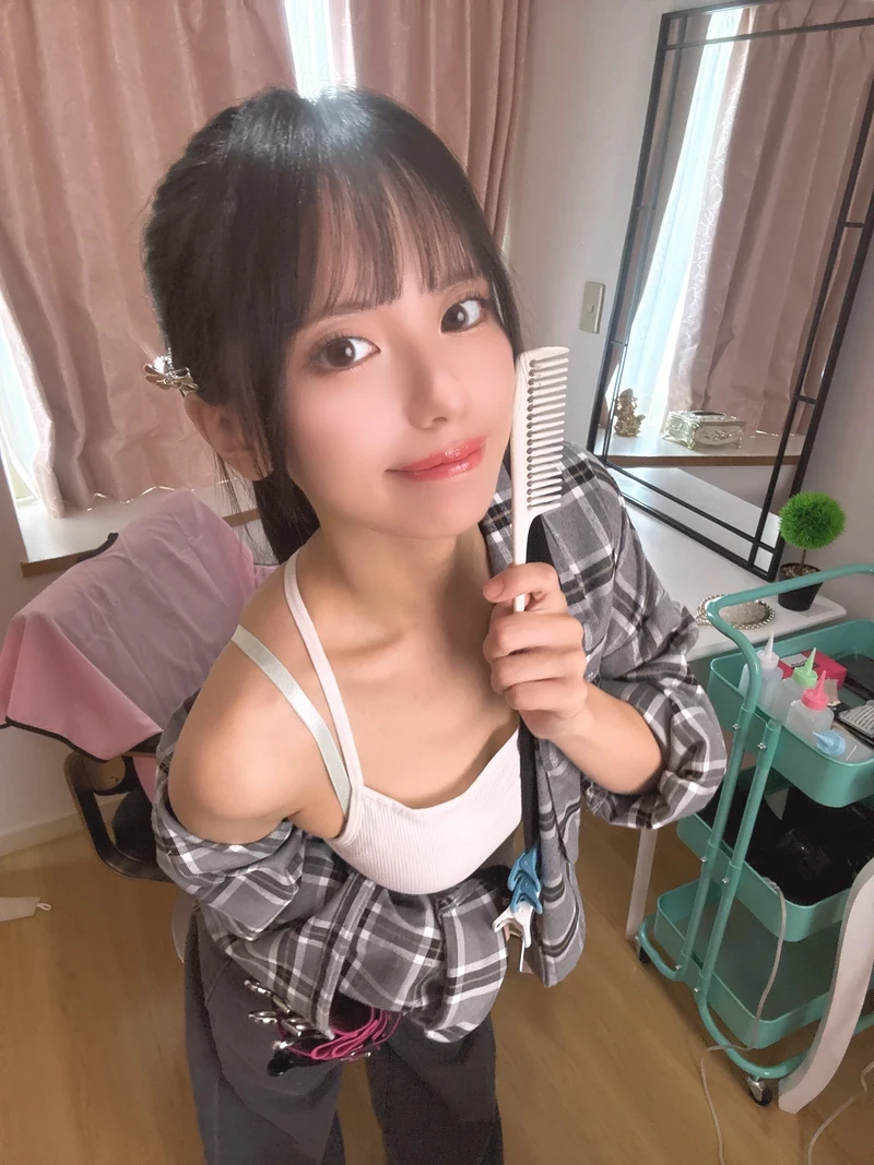 Vòng một Airi Nagisa cởi áo lộ hàng