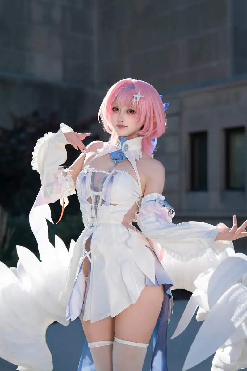 ảnh Luisa cosplay với diện mạo nổi bật